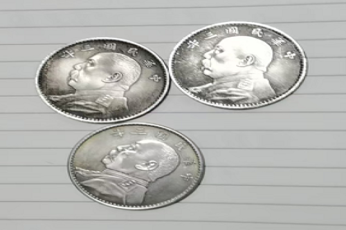 一位来自山东的陈老师，有一些藏品和老物件，急需出手，有意者联系，价格好商量。